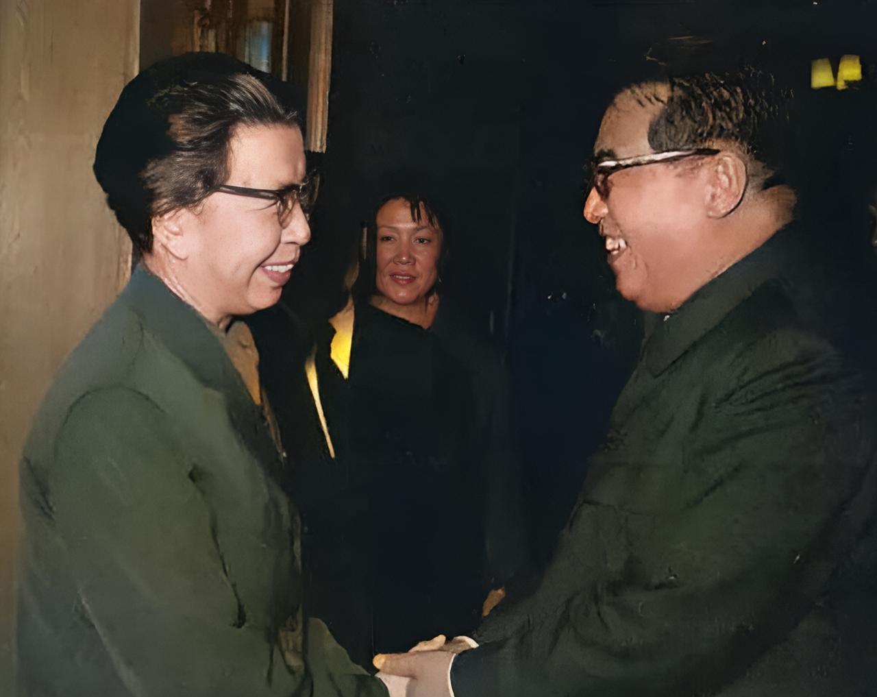 这绝对算得上一张非常罕见的照片。照片上的两个人在当时都非常有身份与地位。两人都梳