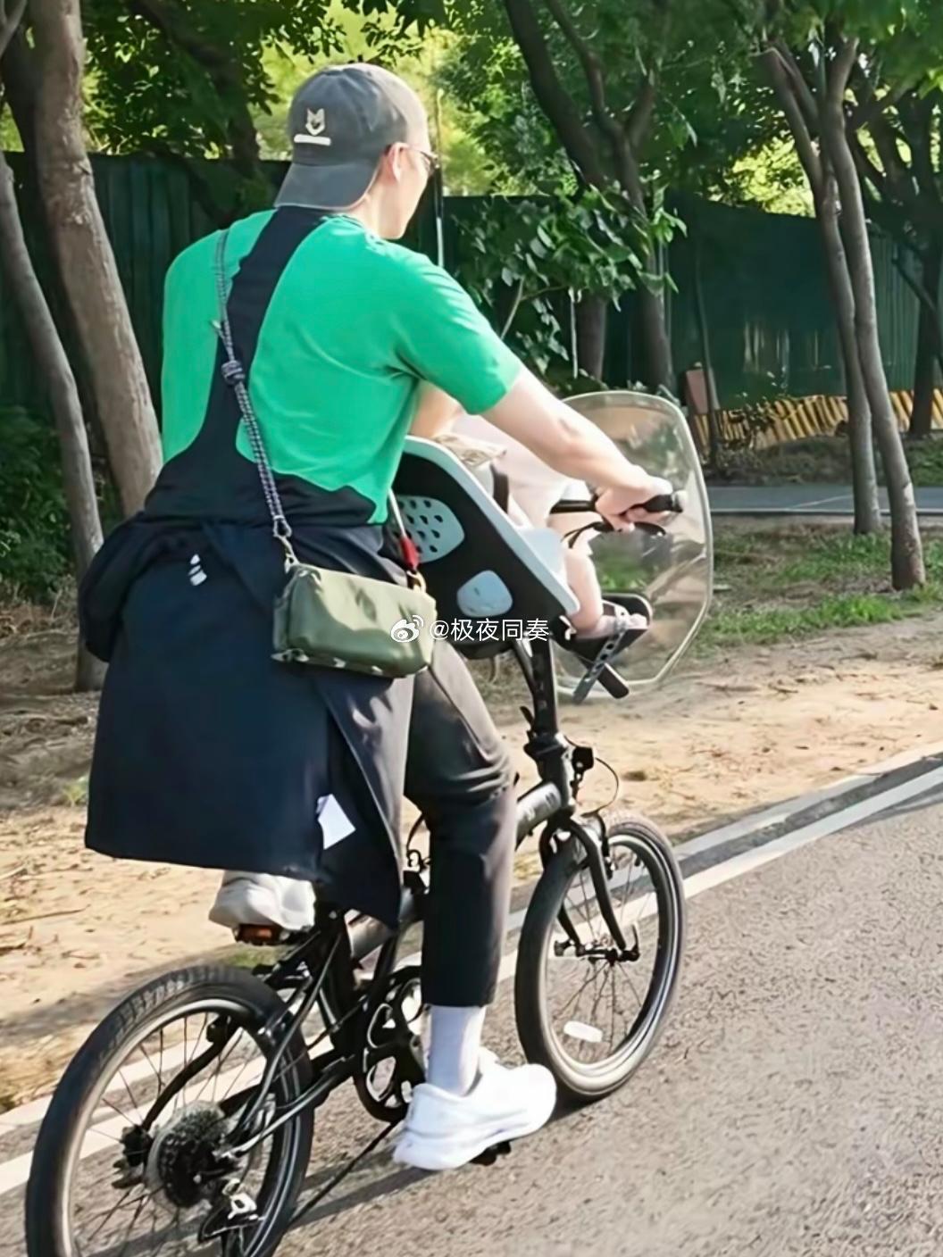 网友偶遇陈伟霆何穗带娃骑行，10个月大儿子皮肤白皙，一家三口好温馨