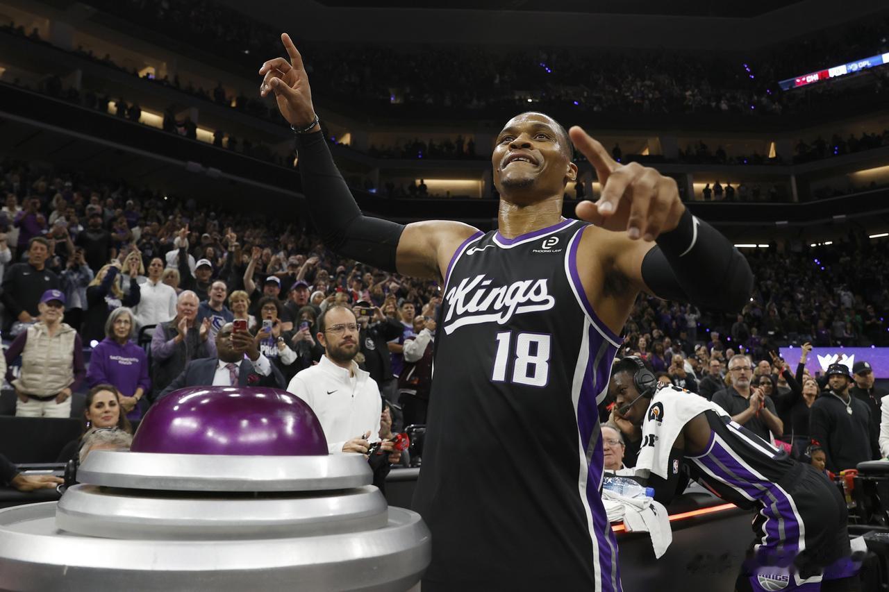 国王老将威斯布鲁克真是太有自知之明了！在今天国王客场挑战太阳的比赛中，目前双方的