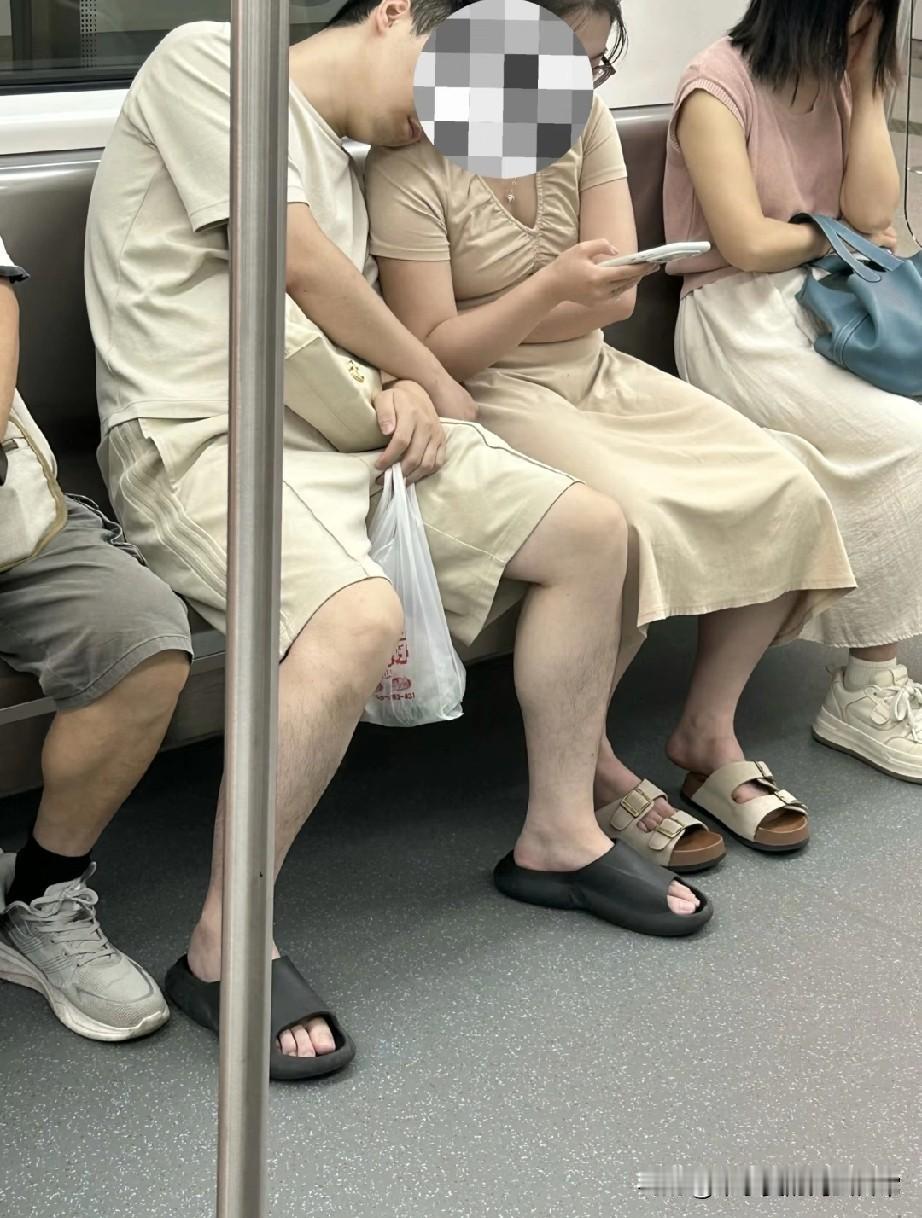 大家都在地铁上遇过什么神仙地铁迷惑行为大赏！俩人手挽手占了四个座位，旁边人