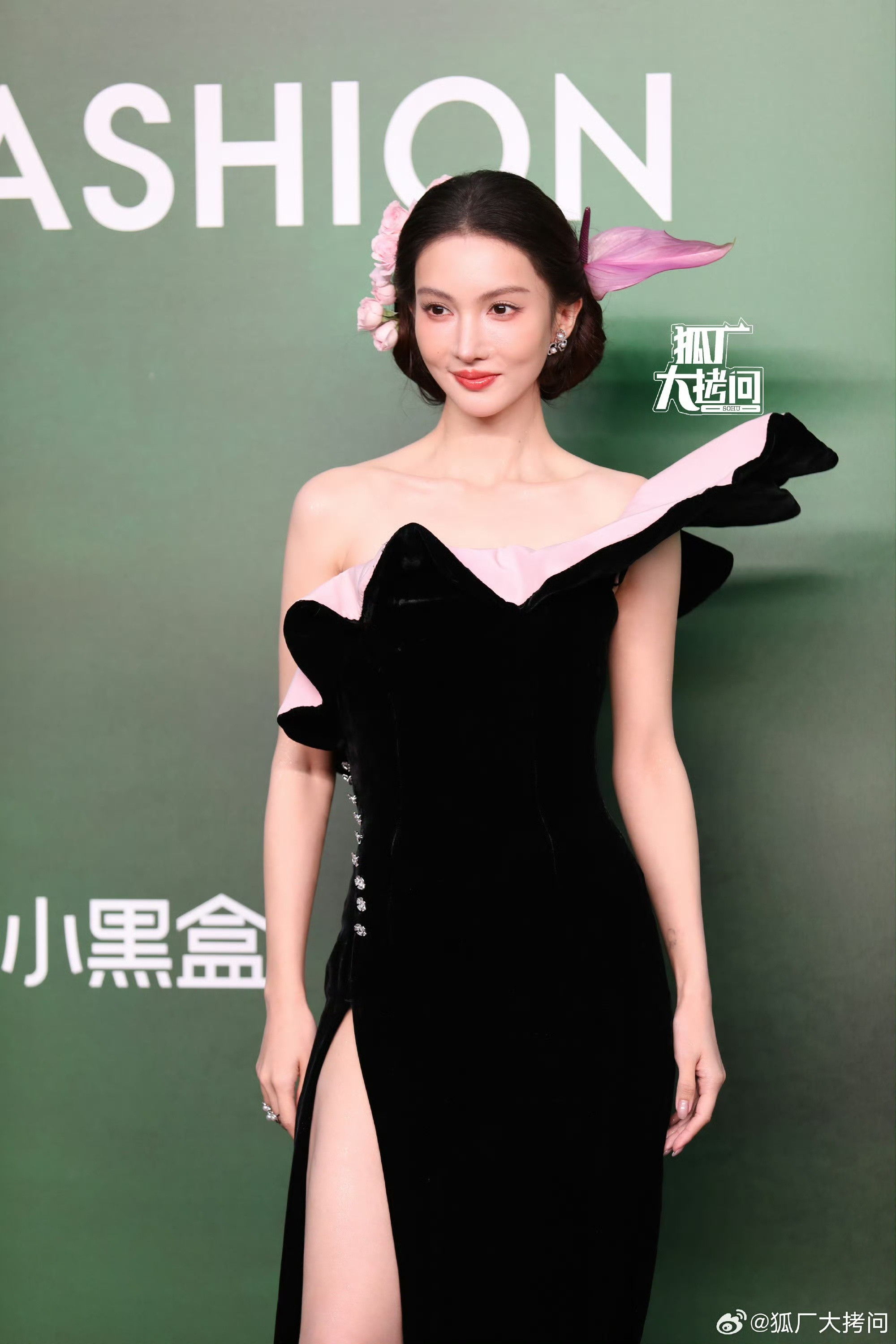 金晨VOGUE红毯生图金晨VOGUE红毯生图，绽放的黑色玫瑰，头上的簪花也好美