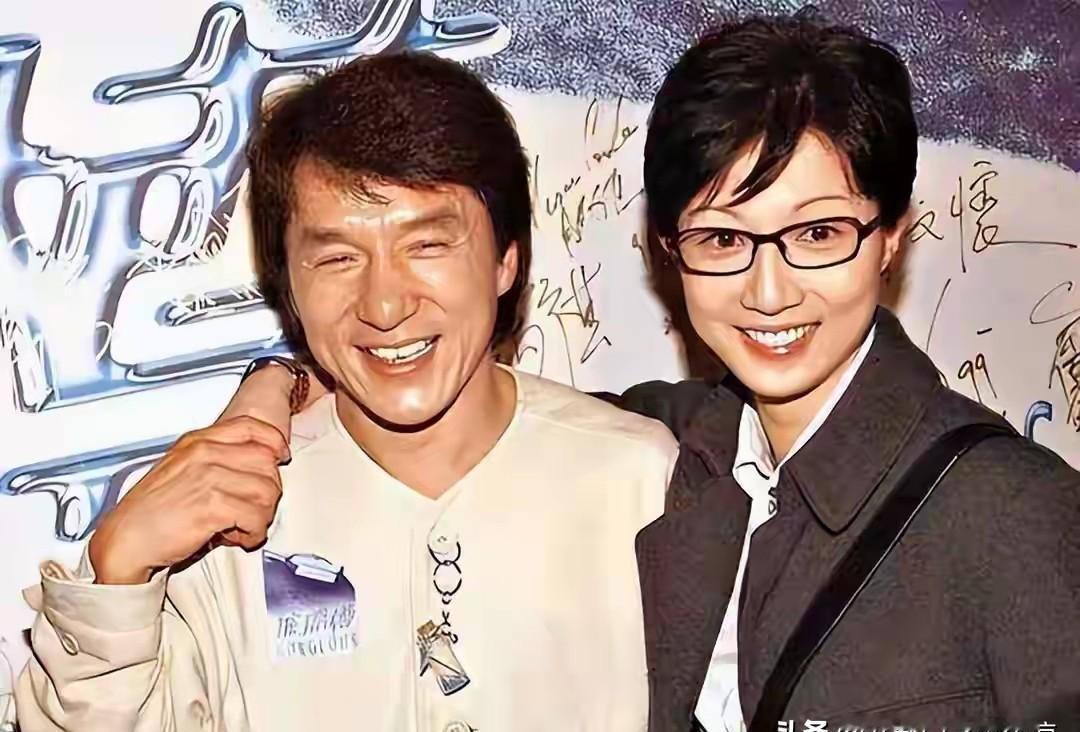 她没靠爹，自己拿到了工签。不是综艺桥段，不是热搜话题，是每天早上七点起床，赶去