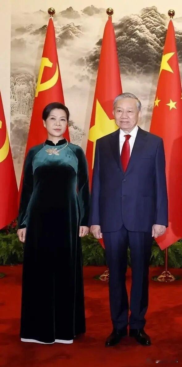 苏林刚履新，就选择北上首访，而且带了一个“超豪华代表团”，几乎出动了半个内阁。光