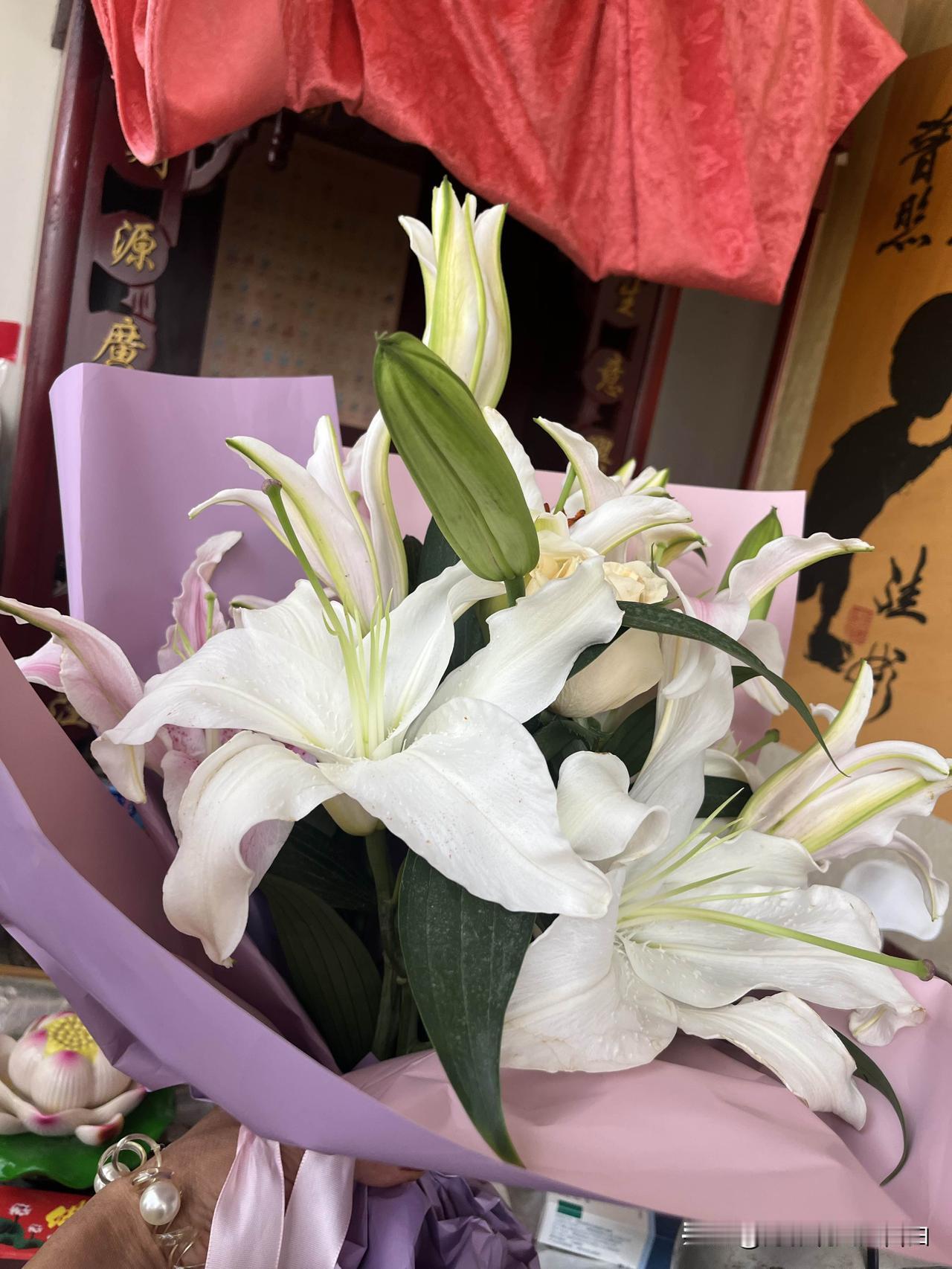 520意外的礼物。昨晚闺女一进门，抱给我一束鲜花。闹得我一头雾水？啥日子啊