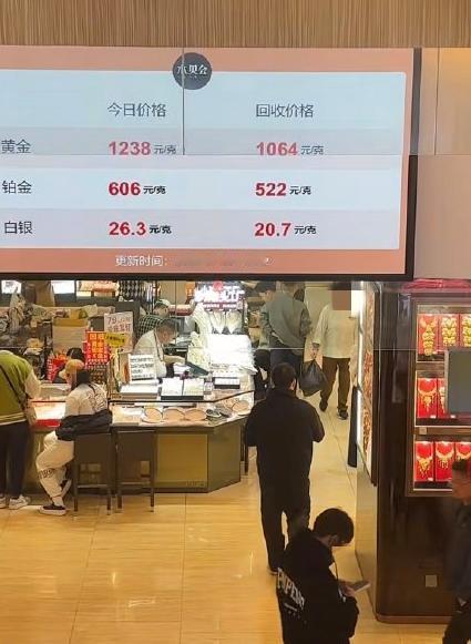 大家发现了吗？年轻人的消费行为出现三大反常现象。说实话，最近这段时间我一直