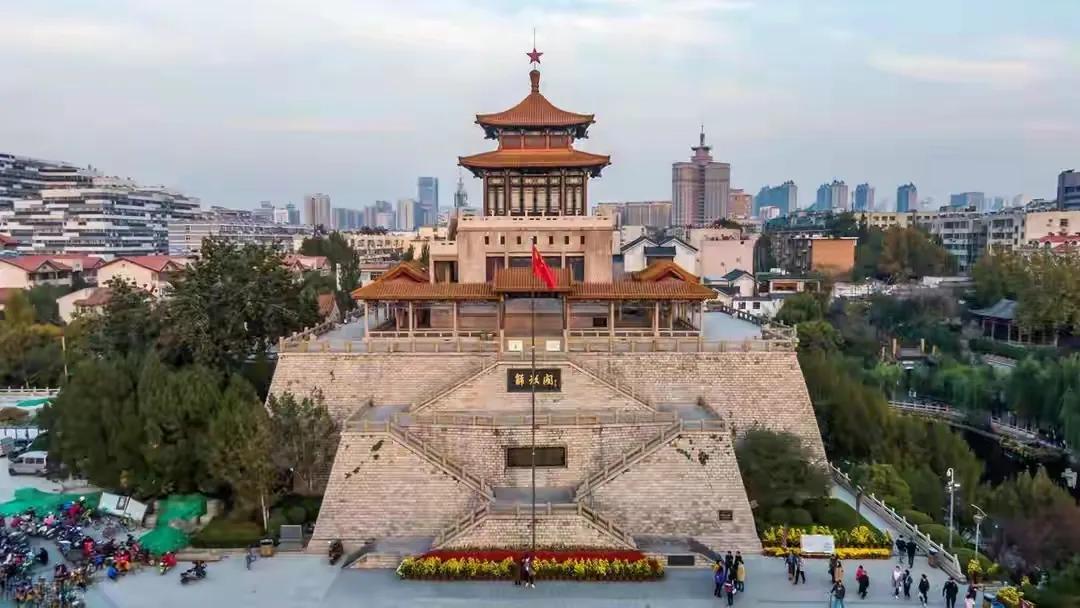 虽然济南被戏称全国最大的县城，但现实是，济南是山东两千年来唯一没当过县的城市。