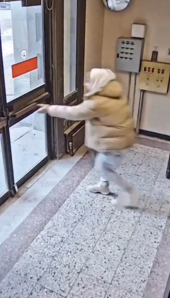 监控录像显示，33岁的史蒂文·亨利在奥马哈道格拉斯县法院参加轻罪交通违规听证会