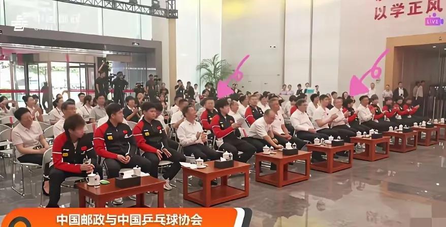 被领导左右夹击的莎莎和大头，一本正经听讲的样子太可爱，在大佬环绕下也丝毫不怯