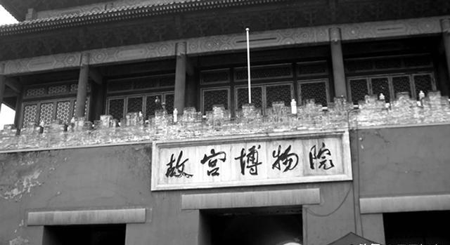 1997年，专家征得了一幅书法残卷，估价25万，结果拍卖时流拍。多年后，这幅书法