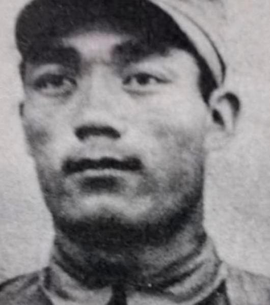 1952年，一名志愿军战士悄悄顺走一袋美军地雷，兴冲冲带回阵地向连长请功。谁知连