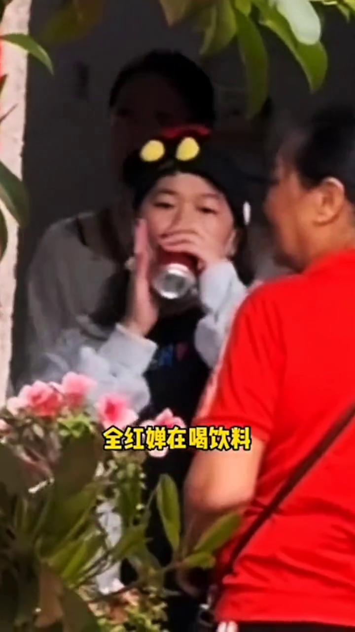 全红蝉人气真旺。全红蝉在喝饮料，出门有保镖护送。全红蝉人气真旺，还在带娃，兼职