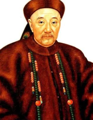 光绪九年，胡雪岩预感被抄家，深夜趁12个小妾熟睡，命令管家掀开被子，取出床底下藏