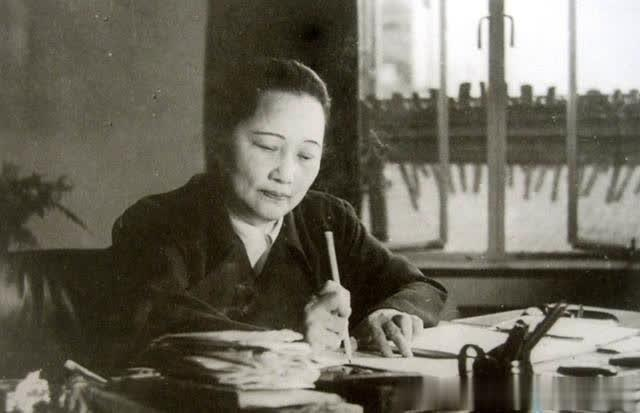 1949年，陈赓来宋庆龄家吃饭，饭吃到一半儿，有几位女性前来拜访，陈赓羞红了脸，