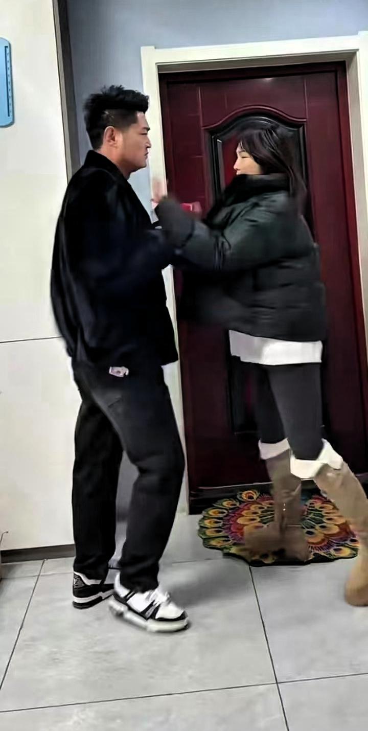 无语了吧？一物降一物！丈夫出去喝酒，妻子拦都拦不住，对妻子又吼又吵，不让妻子管