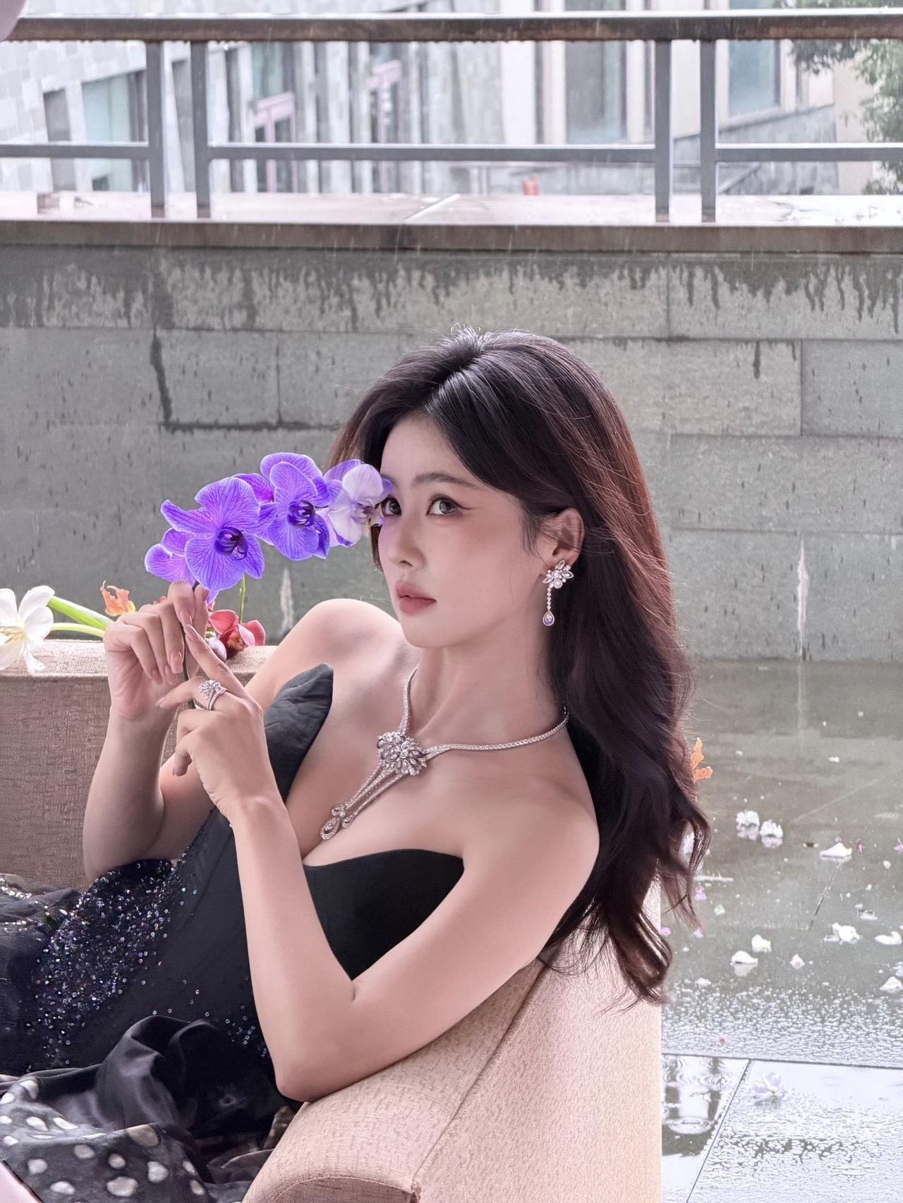 白鹿《雨色里的紫兰》雨丝织成薄纱你把一捧紫兰举向湿润的风黑裙上