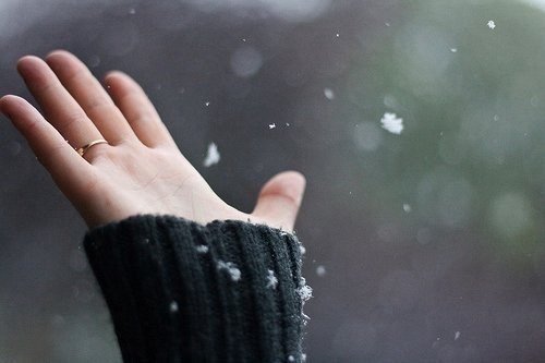 “当下”是全新的，人们之所以活不在当下，是因为用“旧的自己”错配了“当下全新的时