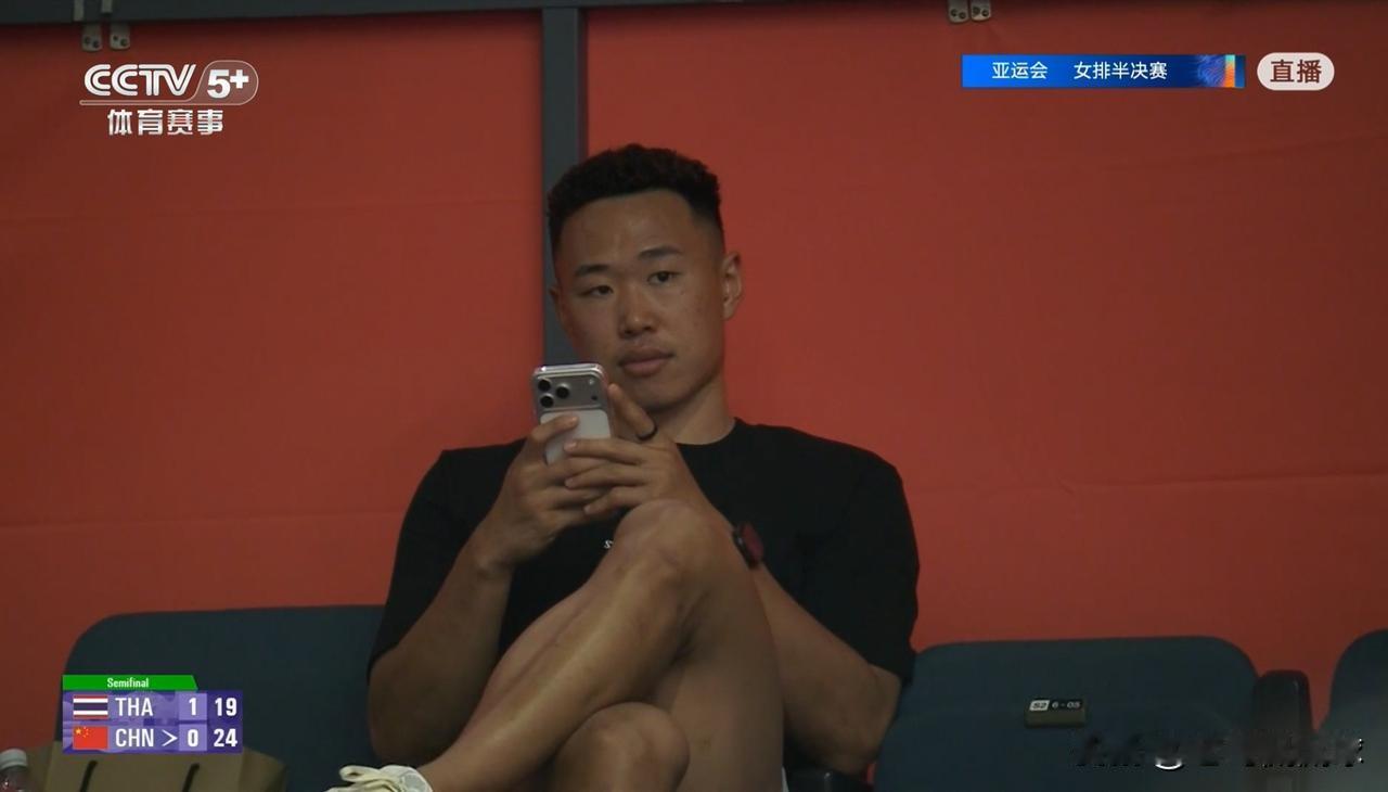 中国男篮巨星贺希宁真是太漫不经心了！在今天进行的中国女排和泰国女排的亚运会半决赛