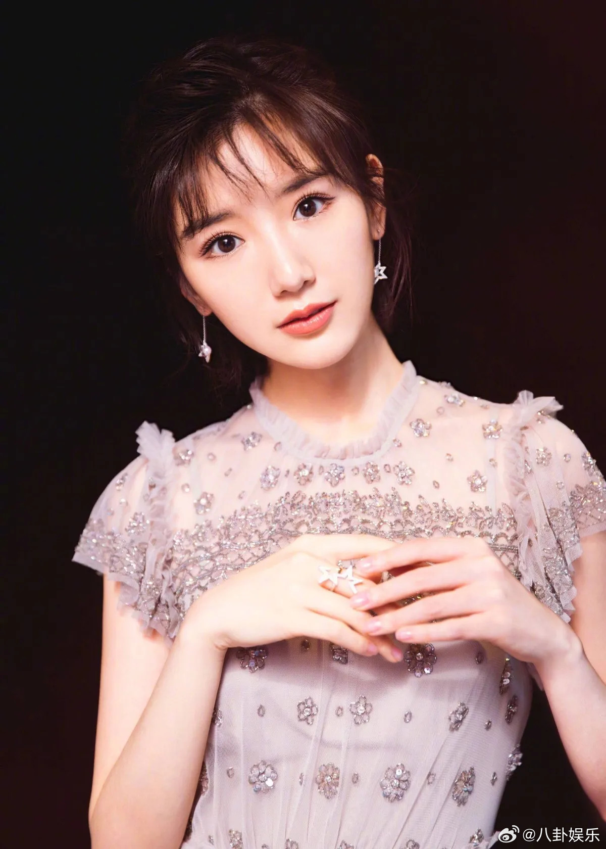  毛晓彤28岁时因为年龄焦虑大哭从深夜崩溃到坦然和解，她用十年告诉女性：不必被