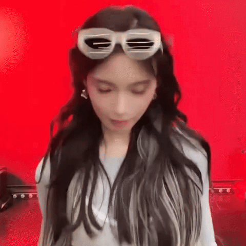 陈瑶镜头张予曦单手抱陈瑶浪姐直播陈瑶张予曦镜头被一剪没，意向选择都没播！瑶妹初舞