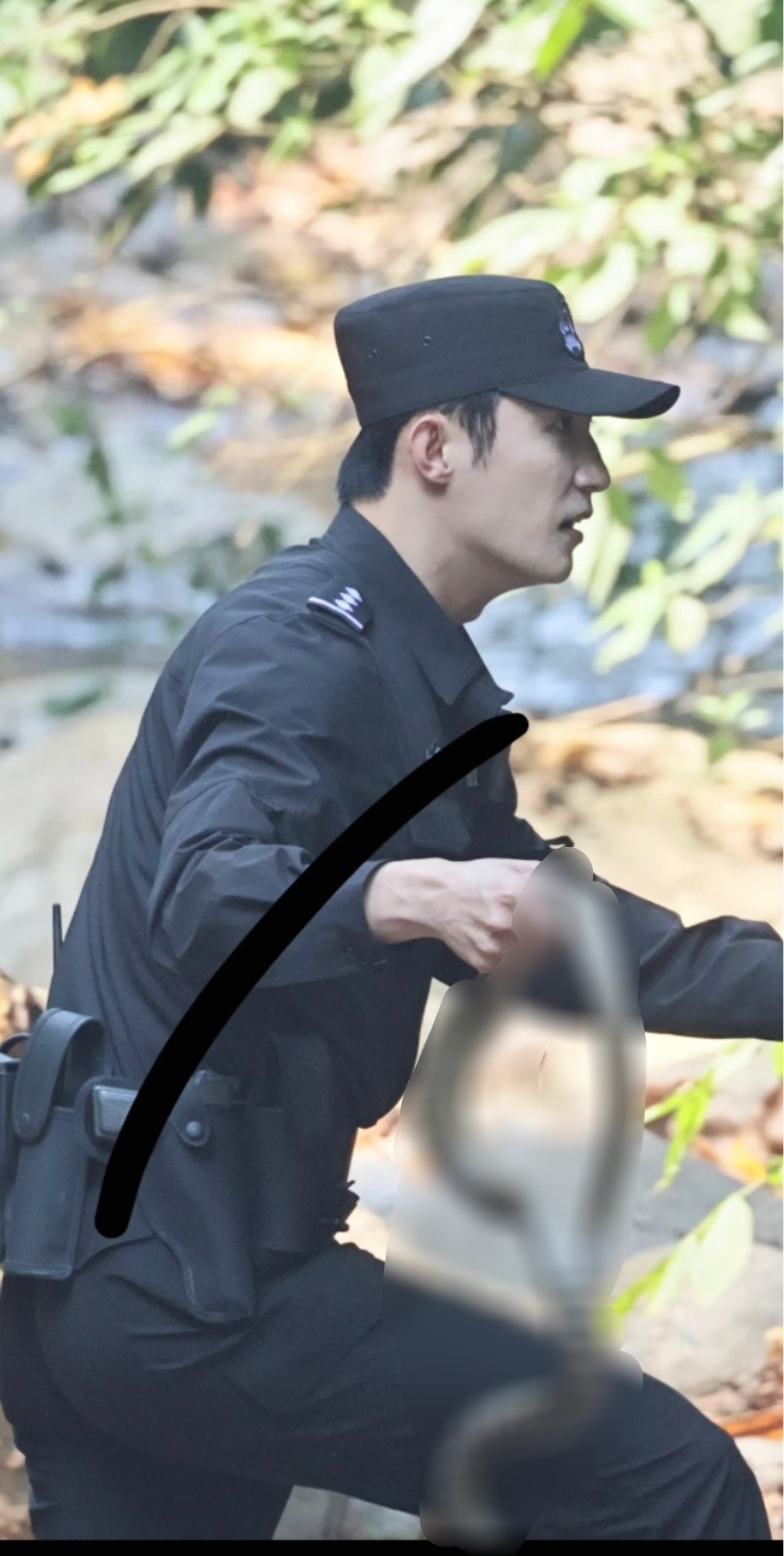 黄景瑜哈？黄景瑜又抓真蛇了！不管是《他从火光中走来》还是《明川有知夏》，看的人好