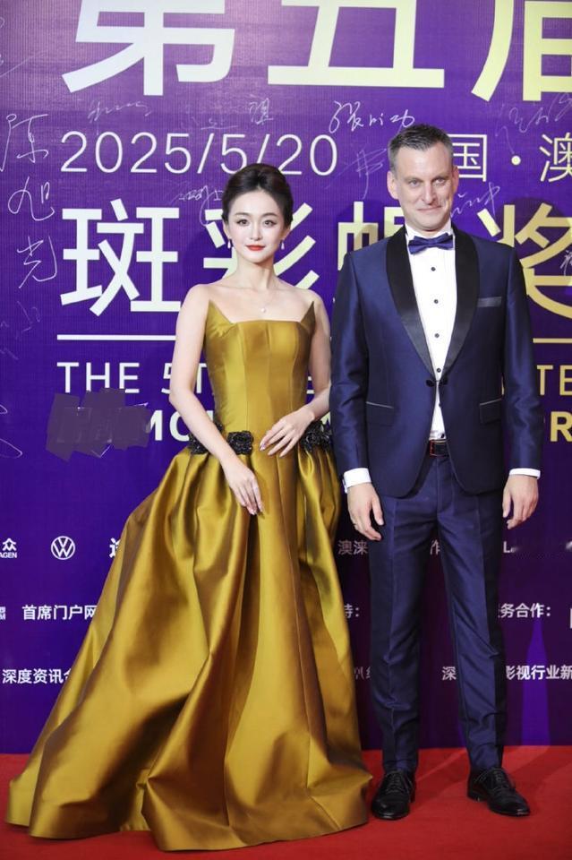 今天何泓姗在澳门出席活动，她这次穿了一件金色的裙子，看上去有种光彩照人的感觉。