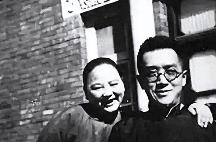 1923年，胡适从杭州回到家中，向妻子提出离婚。妻子江冬秀转身从厨房里握着菜刀冲