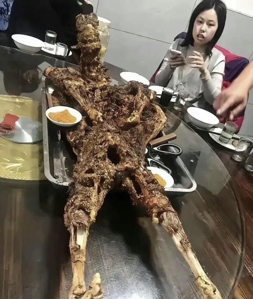 这个烤全羊看起来怎么怪怪的