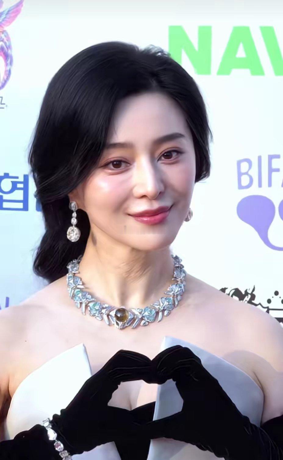 她才45岁，脖子看着像老年人只保养脸蛋，没有注重脖子
