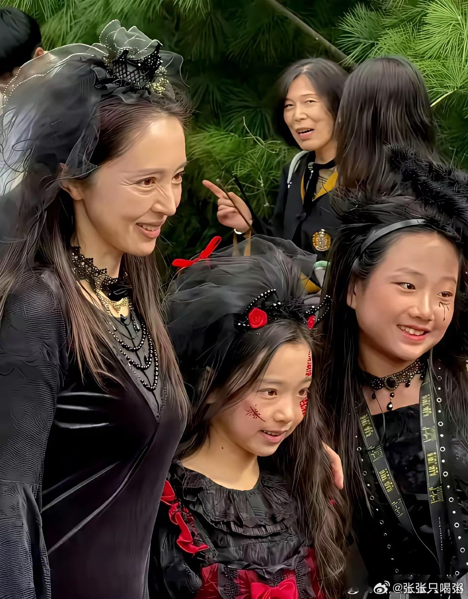 佟丽娅董璇同框果然，再漂亮也抵抗不了老！