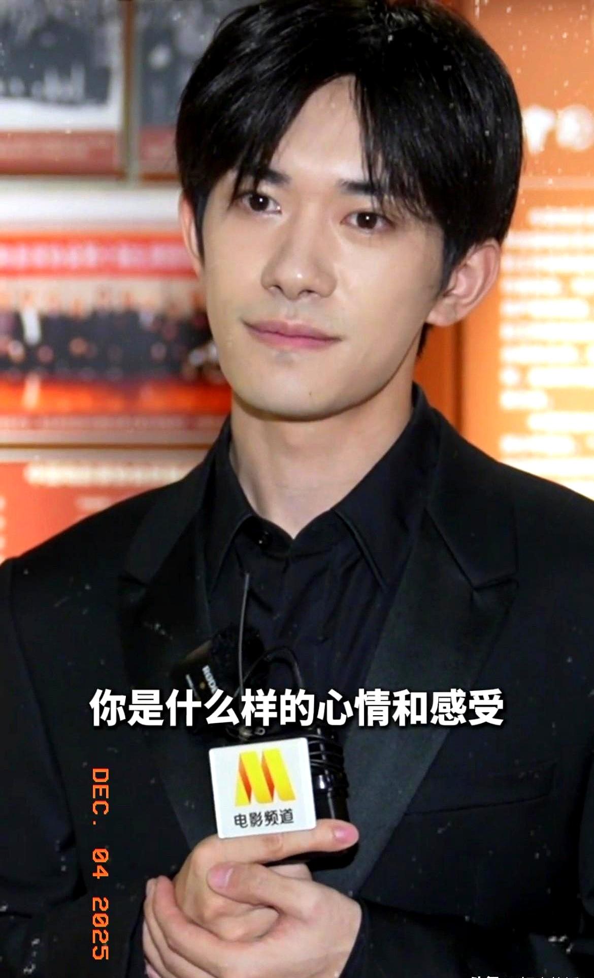 24岁正是爱笑爱闹的年纪，偏偏易烊千玺最近这眼神，沉重得像背了座大山，眉头一锁简