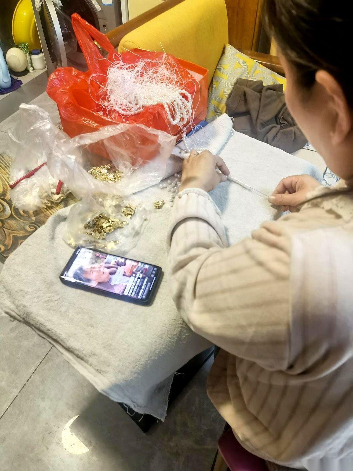 他真的不理解。他看我一个小学老师，一个月挣七千多，下了班不歇着，非要坐在那串珠