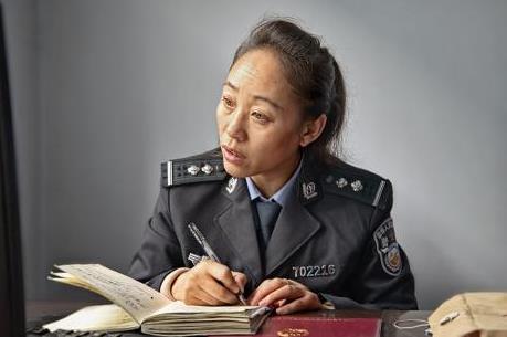 1998年，内蒙一女子自家商店被盗，女子通过足迹跟踪到盗贼，该女子被破格聘请到一