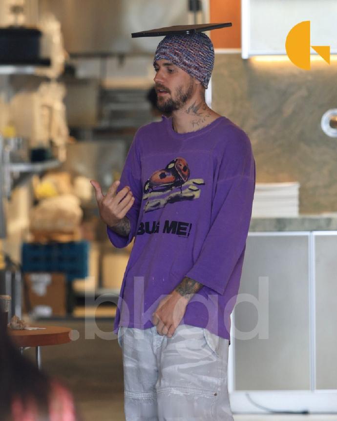 比伯头顶平板电脑贾斯汀·比伯JustinBieber与海莉·比伯Hailey