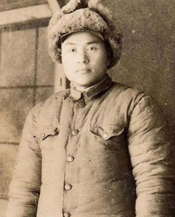 1942年，侦察股长凌少农，私下找了一个日本人买布，日本人问：你是不是军人？凌少