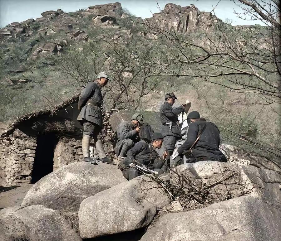 这张抗日战争时期拍摄于山西太行山的照片上，最左边的那位双手倒背在身后的八路军大官