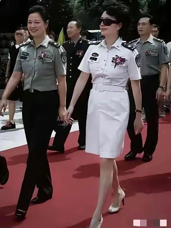 穿着白色军装的这位女士，在部队，是多大级别领导？