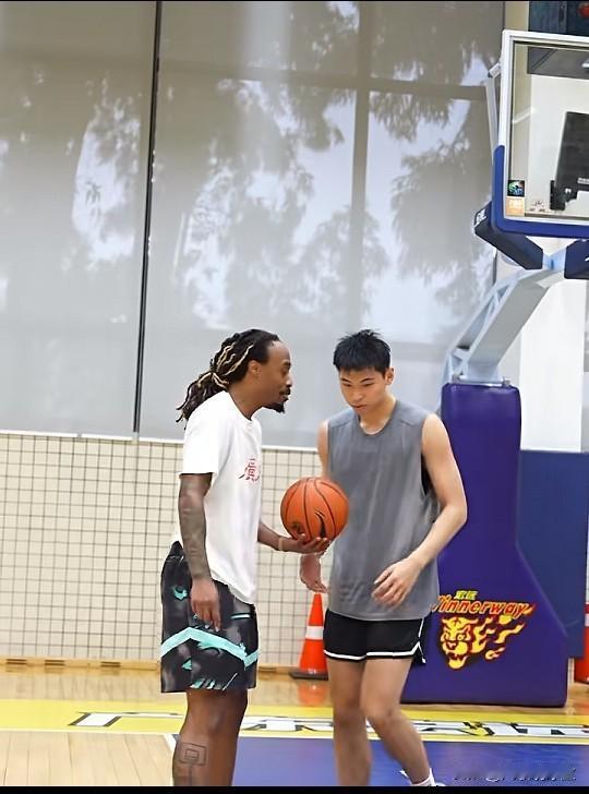 广东小外援麦考尔和崔永熙已经开始有球对抗训练了，由于球队客场征战，所以没有办法参