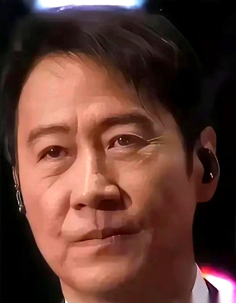 刘德华还在啃白水煮鸡胸肉，郭富城一身腱子肉在台上疯狂蹦跶。一转头看黎明——发腮、眼角下垂、小肚子若隐