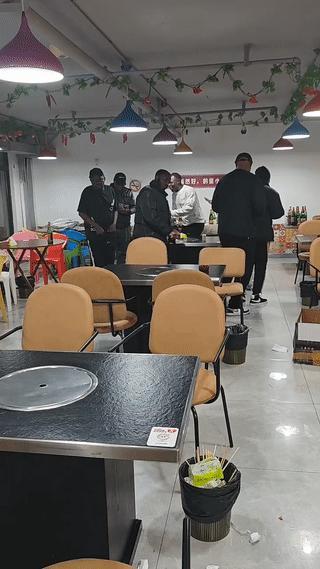 几个非洲黑人在一家餐厅吃饭的时候突然站起来围着桌子跳起了舞？这是什么意思？难