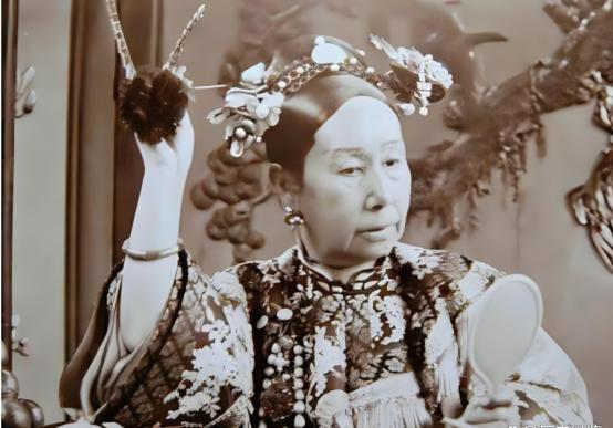 1900年，慈禧问一个年轻女子：“你有丈夫了吗？”女子回答说：“太后，我