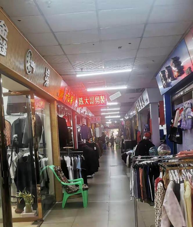 为什么唯独在我们中国，电商彻底干趴了实体店？这么说吧，同样的东西，网上卖300，