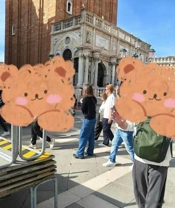 只要网友们没偶遇到他俩亲嘴，我就信他们是纯友谊