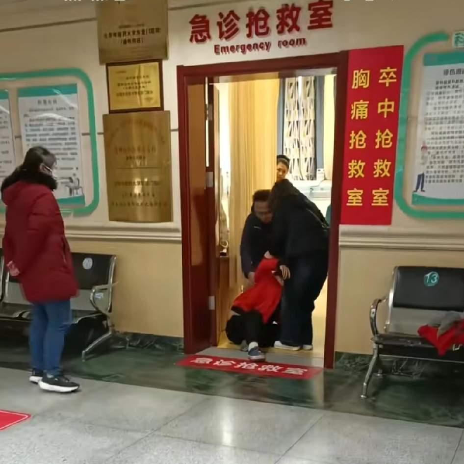 谁能想到？16岁少年和爸爸吵了几句嘴，竟把爸爸气到心脏病突发倒地！孩子当场扇自己