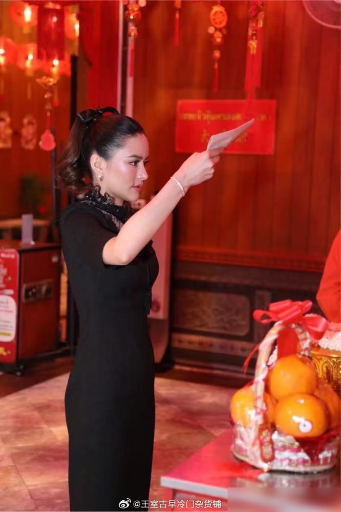 泰王前脚刚走，33岁新妃就敢穿黑色蕾丝裙进寺庙，整个曼谷都以为她要被废。高