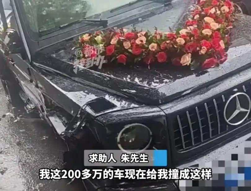 河南，男子刚买了半年的200多万奔驰大G，被认识9年的朋友借去当婚车。不料当天连