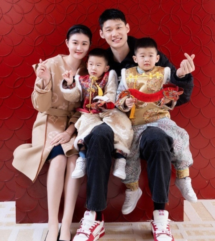 顾家！带着CBA总冠军回杭州，胡金秋最想做的就是回家陪老婆和双胞胎儿子，明天要看