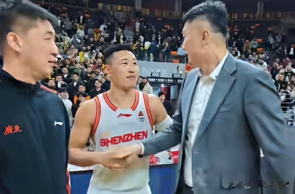 贺希宁真心感谢杜锋！贺希宁带领深圳队在主场连赢北京和上海，球队战绩首次稳进八