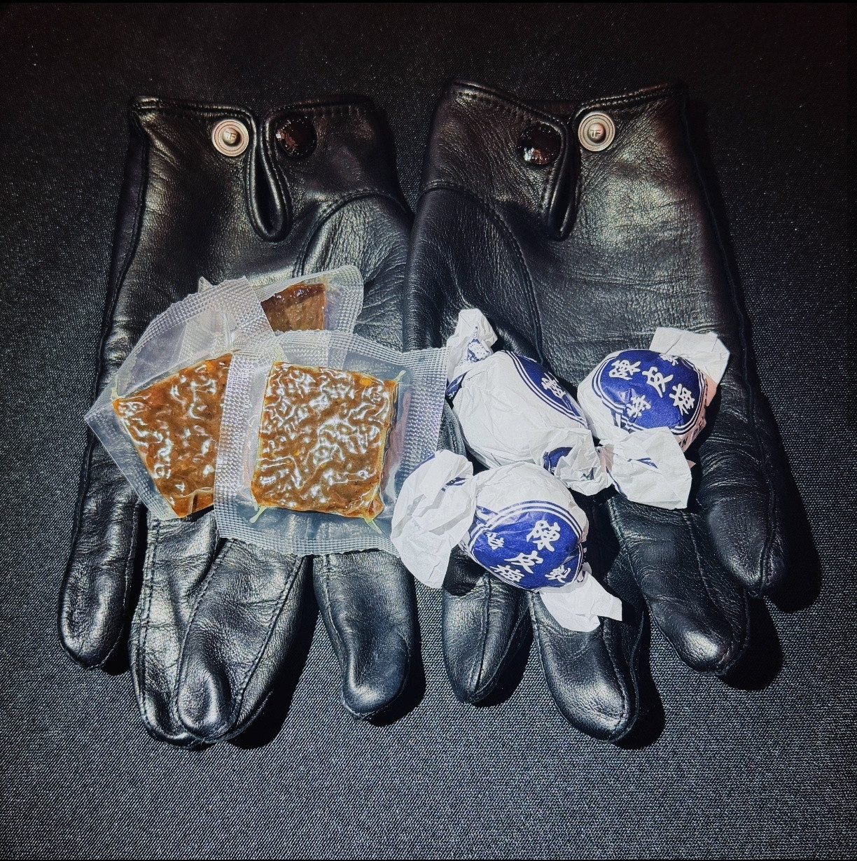 怎么可以有这么好的老板！老板，我也是你的员工，我也想要吃你兜儿里的糖！刘宇宁藏了