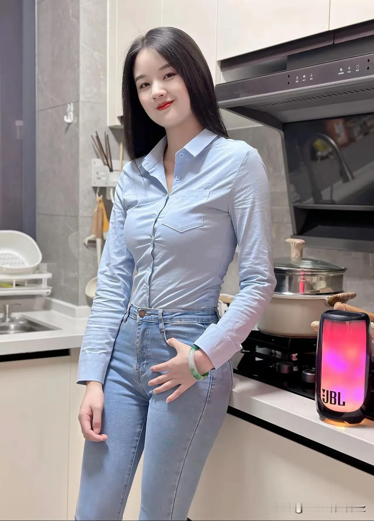 生活中，那些牛仔女神就像一道道亮丽的光。在城市街头，穿牛仔裤的小姐姐随处可见，她
