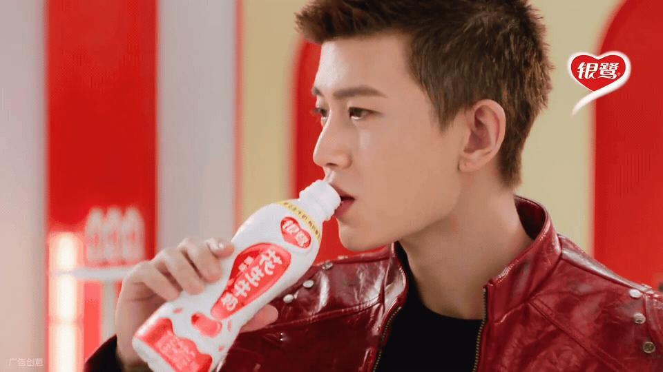 任嘉伦喊你喝银鹭接好事银鹭花生牛奶全球品牌代言人任嘉伦喝银鹭花生牛奶有好事发生任